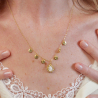 1.	Collier Manon en pierre de soleil et nacre, avec chaîne fine à sequins dorés.