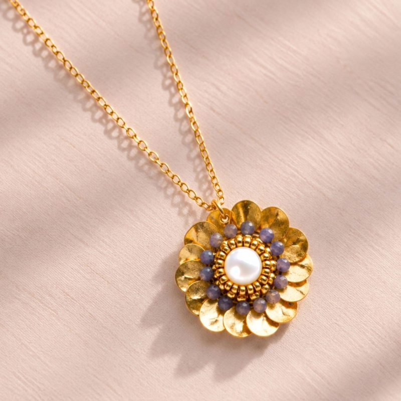 5.	Collier Garance en tanzanite, création artisanale aux reflets dorés.