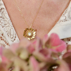 1.	Collier Garance en tourmaline rose et nacre, pendentif soleil doré.