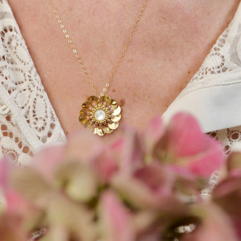 1.	Collier Garance en tourmaline rose et nacre, pendentif soleil doré.