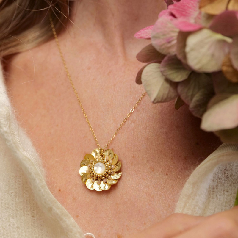 1.	Collier Garance en pierre de soleil et nacre, avec pendentif rond doré.