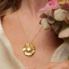 1.	Collier Garance en pierre de soleil et nacre, avec pendentif rond doré.