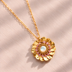 4.	Gros plan sur la couronne de sequins dorés du collier Garance.