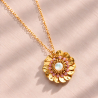 4.	Gros plan sur la couronne de sequins dorés du collier Garance.