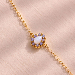 2.	Détail du motif en goutte de nacre entourée de perles bleu lavande.