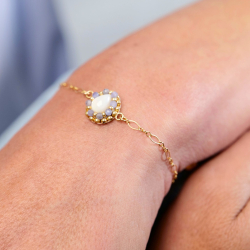 1.	Bracelet Marinette en tanzanite et nacre, brodé à la main.