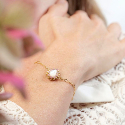 1.	Bracelet Marinette en tourmaline rose et nacre, brodé à la main.