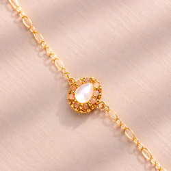 2.	Détail de la goutte de nacre entourée de petites perles couleur pêche.