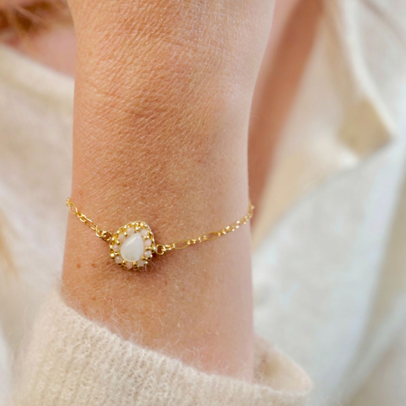 1.	Bracelet Marinette en pierre de soleil et nacre, brodé à la main.